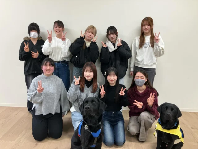 🐾
2/11（水・祝）
愛知淑徳大学の学生団体「チームわんわん」の皆さんと一緒に
道の駅マチテラス日進で募金活動と介助犬講演会を行いました🐾

寒い中お立ち寄りくださった皆さま
講演会にご参加くださった皆さま
ありがとうございました🐶✨

#介助犬
#道の駅マチテラス日進
#日本介助犬協会
#チームわんわん