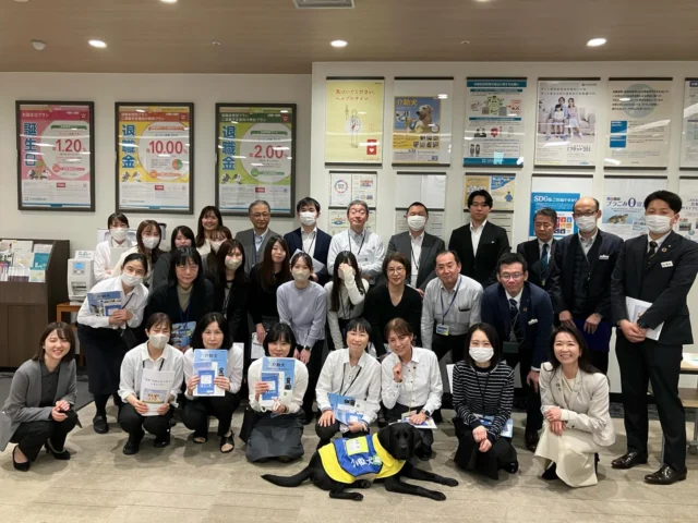🐾

三井住友信託銀行 名古屋営業部の皆さまへ
当会理事長・髙栁による介助犬講演と
PR犬エリオによる介助作業のデモンストレーションを実施しました。

講演後には
「障がいのある方への対応について理解が深まった」
「日本介助犬協会について知るきっかけになった」
といったお声もいただき、大変ありがたく感じております。
ご参加いただいた皆さま、誠にありがとうございました！

#日本介助犬協会 
#介助犬
#シンシアの丘 
#エリオ